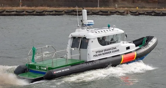 Topiącą się kobietę wyłowiła z wody załoga łodzi patrolowej SG-044.