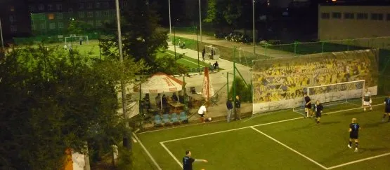 Przy ul. Zamenhofa w Gdyni amatorzy piłki nożnej mają do dyspozycji już dwa boiska ze sztuczną trawą.