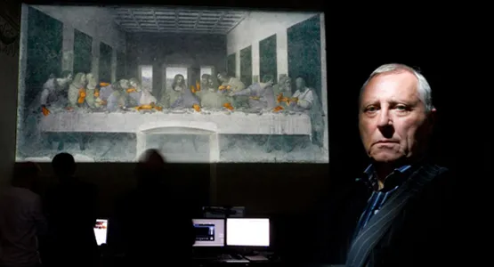 Peter Greenaway to także twórca multimedialnych instalacji. W tle projekcja wchodząca w dialog z "Ostatnią wieczerzą" Leonarda da Vinci. 