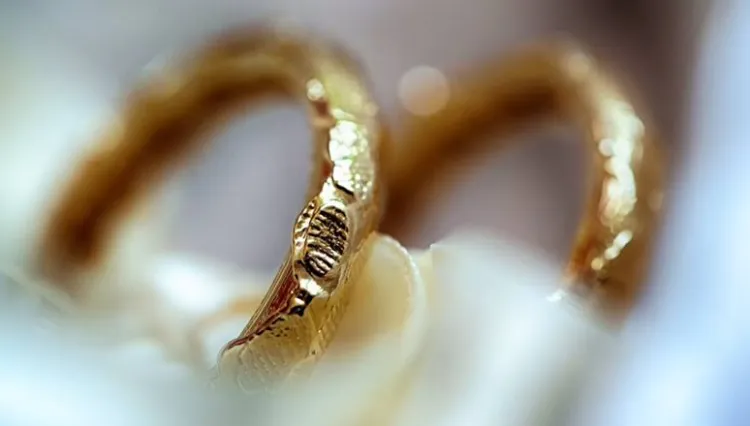 Obrączki z odbiciem linii papilarnych małżonków - odcisk tworzy ciekawą, nieregularną fakturę pierścionka. Według projektu sopockiej pracowni jubilerskiej Motyle. 