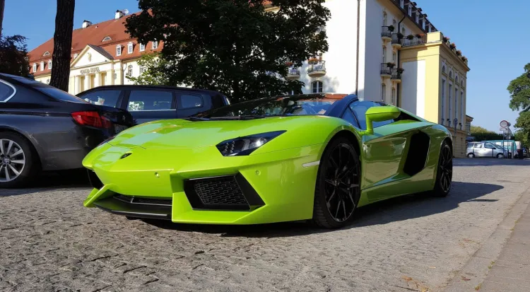 Lamborghini Aventador w kolorze Verde Ithaca. Samochód bardzo często można spotkać na ulicach Gdyni.