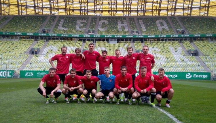 Piłkarze Sopockiego Potoku Kamionka liczą się w walce o awans do V ligi. Na zdjęciu zespół podczas sesji na Stadionie Energa Gdańsk.