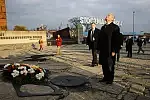Złożenie kwiatów przez Joachima Gaucka pod pomnikiem Trzech Krzyży.