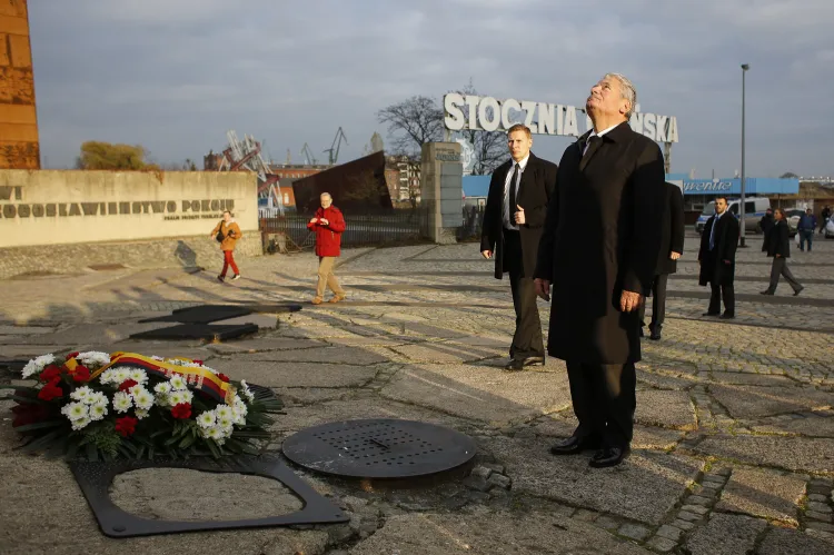 Złożenie kwiatów przez Joachima Gaucka pod pomnikiem Trzech Krzyży.