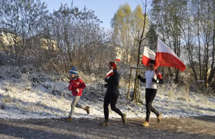 Z okazji Święta Niepodległości biegaczom w parkrun towarzyszyły narodowe barwy.