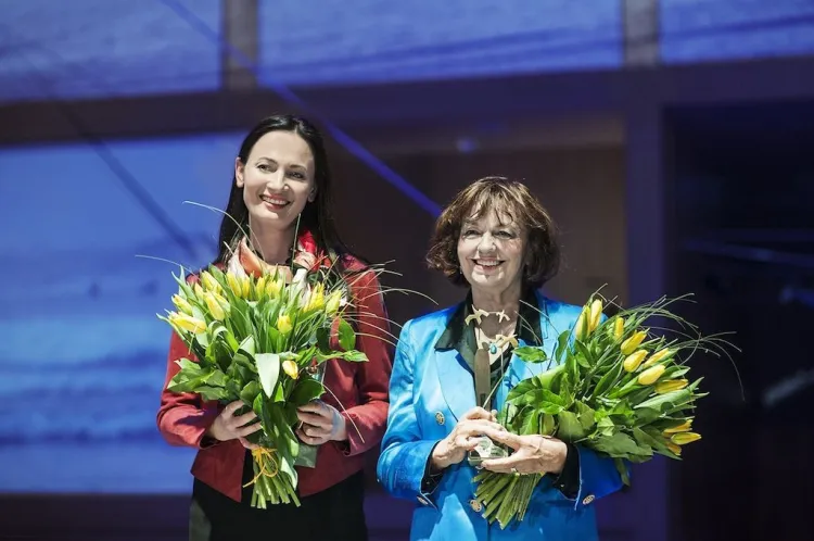 Ana Blandiana z Rumunii (po lewej) i jej polska tłumaczka Joanna Kornaś-Warwas - laureatki ostatniej edycji Nagrody Poetyckiej "Europejski Poeta Wolności" w 2016 roku. 