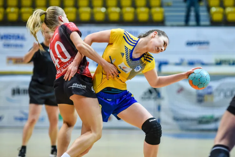 W poprzednim sezonie Vistal przegrał z Pogonią w półfinale play-off. Teraz w Szczecinie doznał pierwszej porażki w tym sezonie ligowym. Na zdjęciu Monika Kobylińska i Daria Zawistowska. 