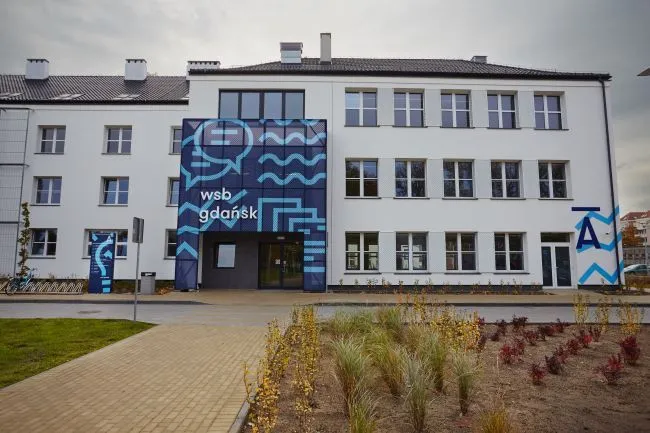 Od ubiegłego roku, Wyższa Szkoła Bankowa mieści się na Strzyży, przy al. Grunwaldzkiej 238. Wcześniej znajdował się tutaj Wydział Nauk Społecznych Uniwersytetu Gdańskiego.

