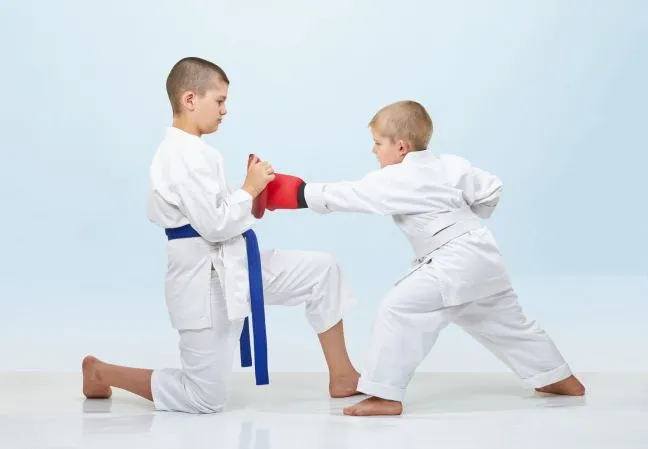 Jeśli twoje dziecko myśli o sztukach walki, podpowiadamy, gdzie zapisać je na treningi i na co zwrócić uwagę.