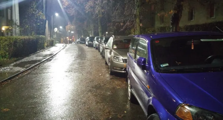 Pośrednim efektem akcji strażników miejskich jest zastawienie bocznych ulic, m.in. Batalionów Chłopskich (na zdjęciu), gdzie również nie wszędzie można parkować.