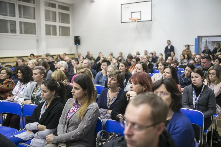 Rodzice dzieci, które uczęszczają do Gimnazjum nr 25 we Wrzeszczu, tłumnie przybyli na spotkanie poświęcone przyszłości placówki.