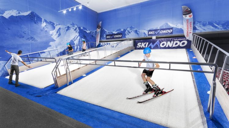 W gdańskim klubie SkiMondo można od podstaw nauczyć się jazdy na nartach i snowboardzie, ale też rozwijać posiadane już umiejętności. Wszystko to bez ryzyka, które znamy z naturalnych stoków.