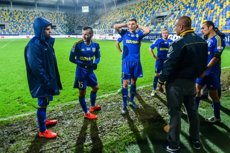 Piłkarze Arki Gdynia po przegranej z Termaliką Nieciecza rozmawiali m.in. z kibicami. Marcus (pierwszy z prawej) strzelił najszybszego gola w tym sezonie dla żółto-niebieskich, ale i to nie pomogło, by przełamać serii meczów bez wygranej. 