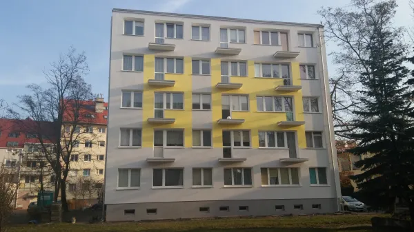Pozbawiony barierek balkonowych budynek nie tylko wygląda kuriozalnie, ale też może być zagrożeniem dla mieszkańców.