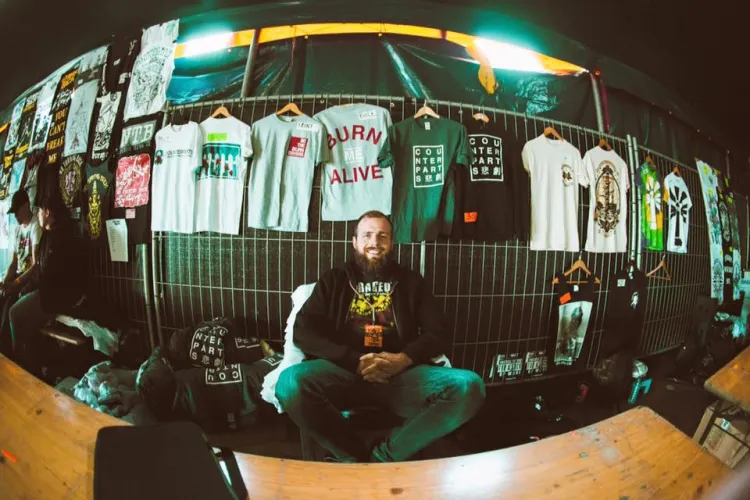 - Jednym z zadań tour managera jest rozstawienie stoiska z gadżetami i ich sprzedaż po koncercie - opowiada Krzysztof Paciorek.