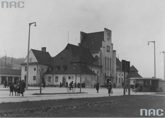 Dworzec kolejowy w Gdyni na zdjęciu z 1937 r. Przedwojenna prasa krytykowała wiele rozwiązań zastosowanych przy jego projektowaniu i budowie.