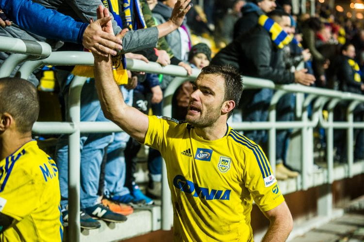 Krzysztof Sobieraj przeżywa kolejną, piłkarską młodość. Jak za najlepszych lat w Arce Gdynia także i teraz zbiera najwyższe oceny za grę ze wszystkich piłkarzy, a kibice skandują jego imię i nazwisko. 