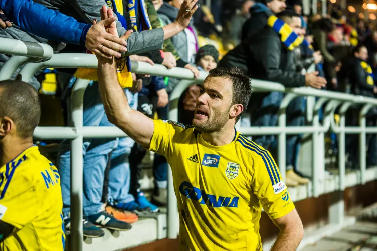 Krzysztof Sobieraj przeżywa kolejną, piłkarską młodość. Jak za najlepszych lat w Arce Gdynia także i teraz zbiera najwyższe oceny za grę ze wszystkich piłkarzy, a kibice skandują jego imię i nazwisko. 