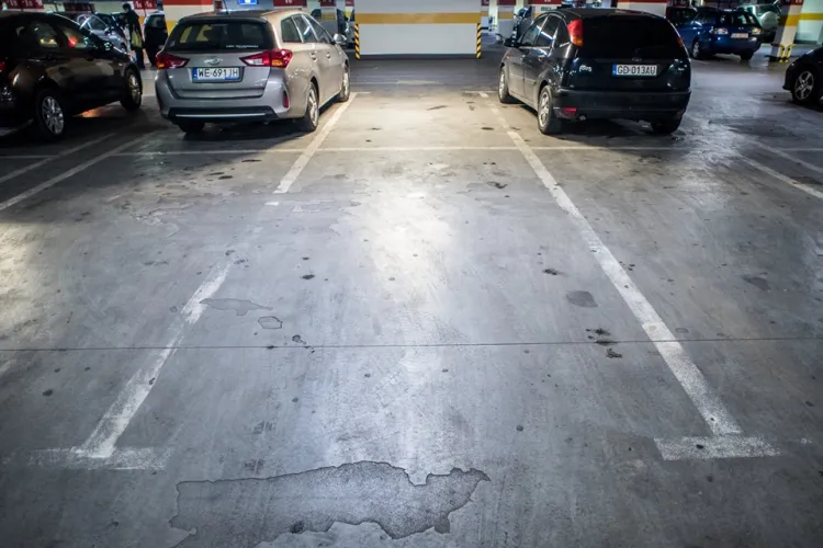 Miejsca parkingowe powinny mieć wymiary nie mniejsze niż 2,3 x 5 metrów. W wielu obiektach te wymiary są mocno naciągane. 