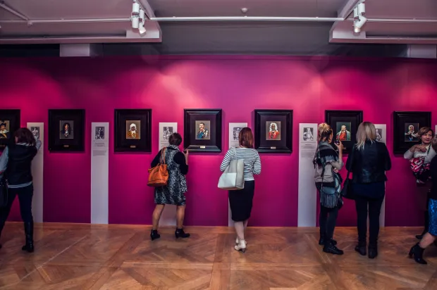"Nowy poczet władców polskich" to 49 kolorowych prac, które na wystawie można porównać do portretów wykonanych przez Matejkę.