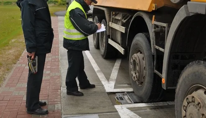 Mobilna waga stosowana przez Inspektorów Transportu Drogowego. Urządzenie musi być umieszczone w specjalnie wypoziomowanym miejscu przy drodze.