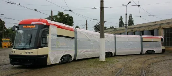 Pierwszy spośród 35 tramwajów, jakie Gdańsk zamówił w Bydgoszczy, właśnie dotarł do zajezdni we Wrzeszczu.
