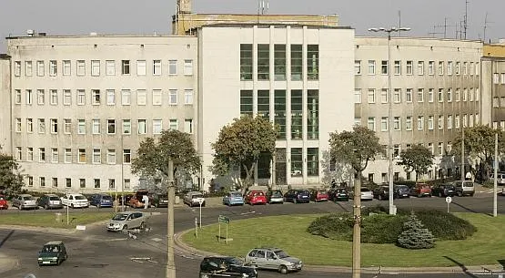 Budynek Sądu Rejonowego stojący naprzeciwko Dworca Głównego także jest zabytkiem modernizmu.