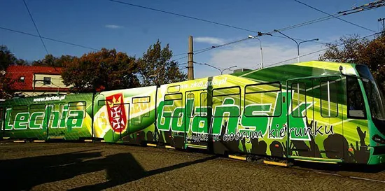 Chcemy by nas było widać - mówi rzecznik prasowy Lechii, Błażej Słowikowski. Gdańsk ma swój "piłkarski" tramwaj, Gdynia - autobus. 