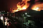 Akcja gaśnicza pożaru w hali Stoczni Gdańskiej. Jej przeprowadzenie było znacznie utrudnione ze względu na bliskość linii tramwajowej. Płomienie udało się całkowicie ugasić dopiero nad ranem.