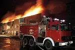 Akcja gaśnicza pożaru w hali Stoczni Gdańskiej. Jej przeprowadzenie było znacznie utrudnione ze względu na bliskość linii tramwajowej. Płomienie udało się całkowicie ugasić dopiero nad ranem.