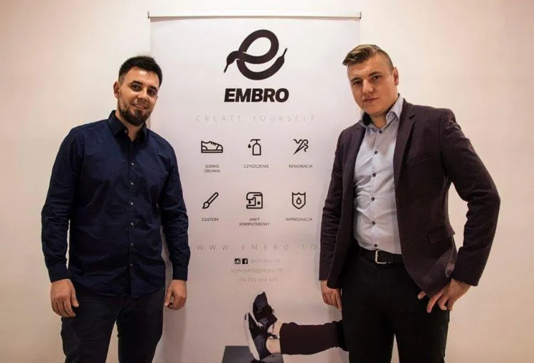 Współwłaściciele Embro: Bartłomiej Bucholc i Michał Kowalewski. - Projekt Embro współtworzy 16 osób. Są wśród nas tancerze, artyści, graficy, projektanci oraz osoby ściśle związane z social media - mówi Bucholc.