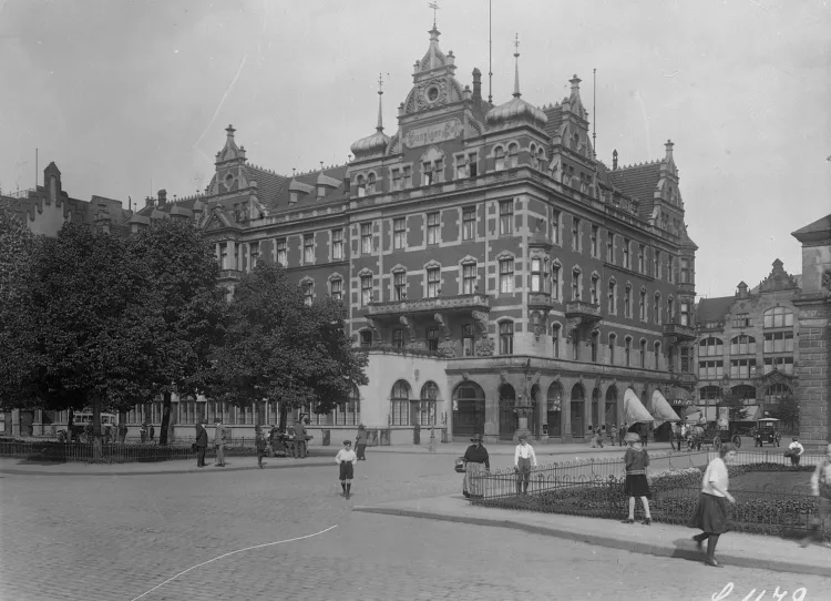 Danziger Hof z lat 20.-30. XX w. Według zwolenników odbudowy hotelu, budynek o takiej architekturze miałby powstać w miejscu budynku LOT-u.