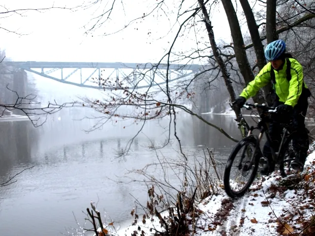 Jazda na rowerze w śniegu, jest równie przyjemna co w innych porach roku, trzeba tylko odpowiednio się do tego przygotować
