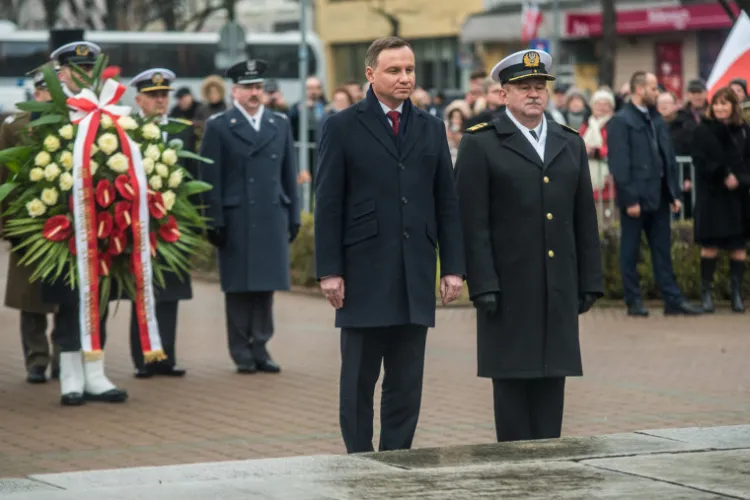 Prezydent Andrzej Duda składa wieniec pod płytą Pomnika Marynarza Polskiego w Gdyni.