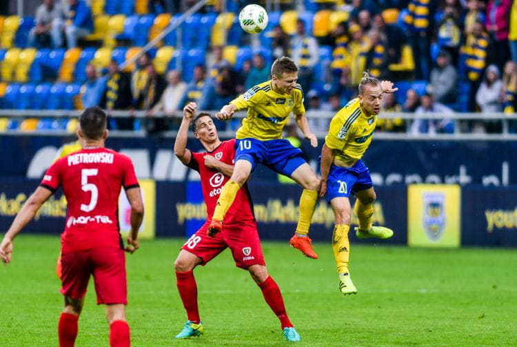 Dominik Hofbauer (nr 20) nie tylko strzelił gola i zaliczył asystę, ale w ostatnich dniach przejął na rozegraniu Arki Gdynia dotychczasową rolę Mateusza Szwocha (nr 10), który 2 ostatnie mecze rozpoczynał na ławce rezerwowych. 