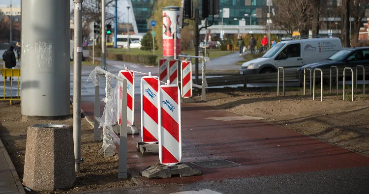 Nowe podpórki dla rowerzystów przy głównych drogach.