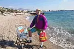 Morze Egejskie, ortalion (pod nim naturalny sweter) i oczywiście siatka. Ale skąd wózek na plaży? Tego nie wiadomo, ale jedno jest pewne - zdjęcia z reklamówką podbijają internet.