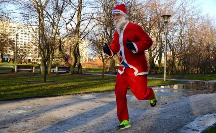 Niektórzy z uczestników trójmiejskich parkrunów biegali w przebraniach św. Mikołaja.