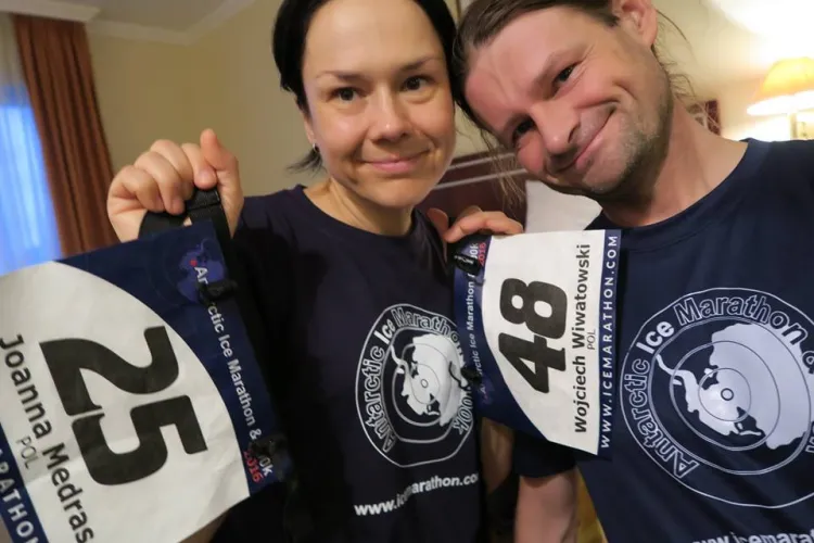 Joanna Mędraś i Wojciech Wiwatowski tuż przed wylotem na linię startu Antarctic Ice Marathon.