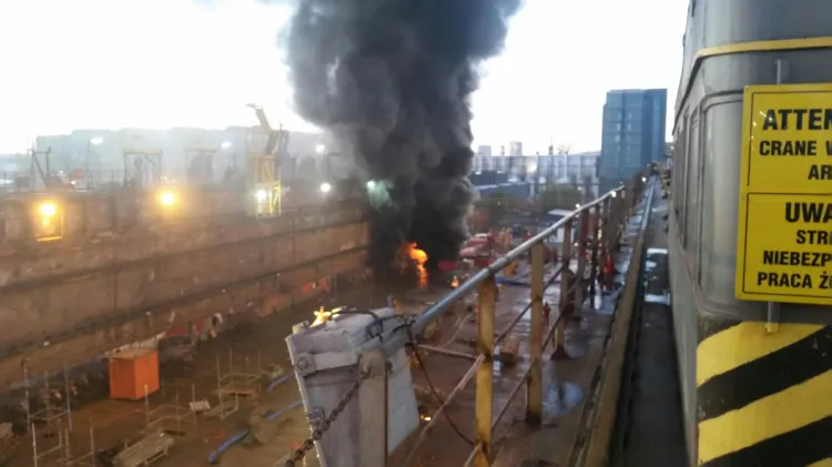 Pożar doku w Stoczni Remontowej.
