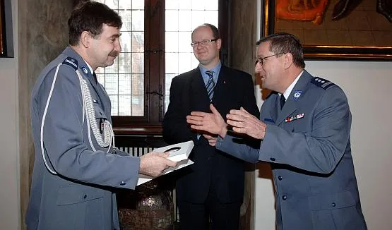 W 2006 roku Krzysztof Gajewski (po lewej) awansował z funkcji komendanta miejskiego w Gdańsku na komendanta wojewódzkiego w Bydgoszczy. Teraz wraca do Gdańska.