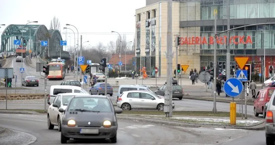 Skrzyżowanie ul. Słowackiego z ul. Grunwaldzką w Gdańsku. Tam zazwyczaj podczas popołudniowego szczytu kilka aut, stojących w korku w kierunku Matarni, blokuje przejazd autom jadącym do centrum Gdańska.