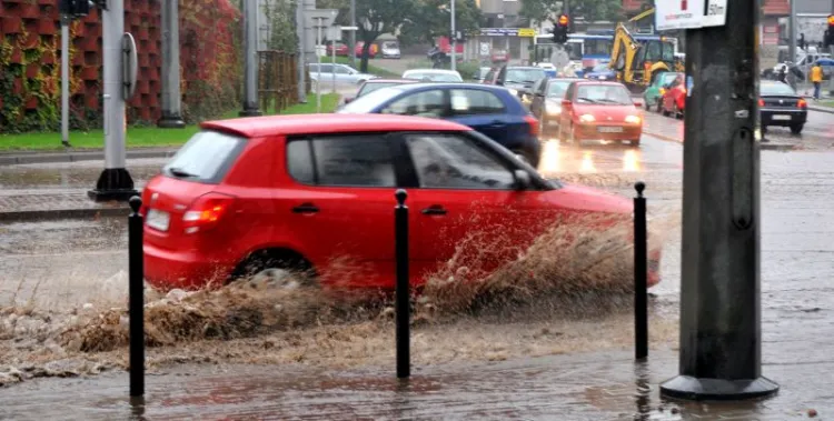 Gigantyczne korki sparaliżowały w poniedziałek Trójmiasto. Były dwa powody: intensywny deszcz od rana, oraz wypadek na obwodnicy w Gdyni.