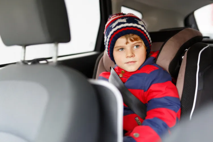 Korzystanie z samochodowej podstawki pomoże nam uniknąć mandatu. Specjaliści jednak zgodnie przyznają, że najlepszym zabezpieczeniem dla dziecka podczas podróży samochodem jest fotelik, więc dopóki dziecko z niego nie wyrośnie, warto wybierać tę opcję. 