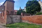 Dawny mur obronny na wysokości ulicy Zbytki w historycznym śródmieściu Gdańska jest chętnie wykorzystywany jako publiczny pisuar.
