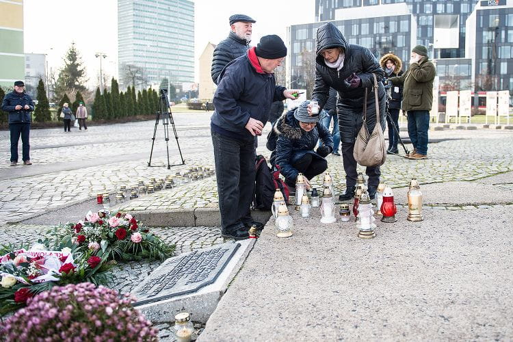 Znicze i kwiaty składane przez mieszkańców pod Pomnikiem Poległych Stoczniowców.