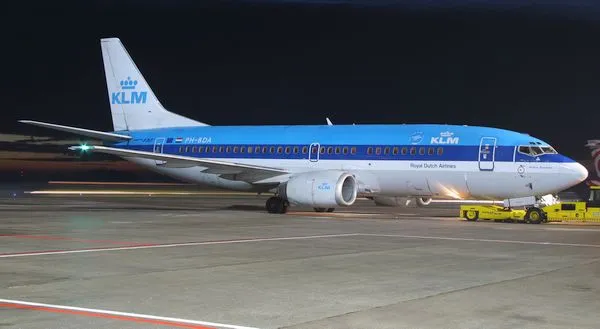 Boeing linii KLM na lotnisku w Rębiechowie. Rejsy między Gdańskiem a Amsterdamem będą obsługiwane przez mniejszego Embraera 190.
