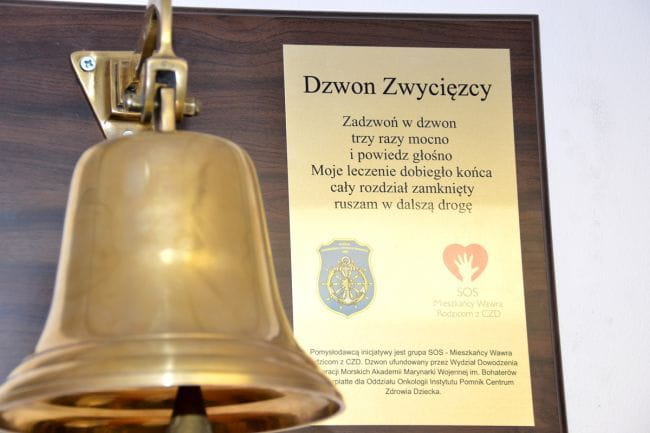 Dzwon zwycięzcy, ufundowany przez AMW w Gdyni, zawisł w klinice onkologii Centrum Zdrowia Dziecka. Po zakończonej terapii każdy z pacjentów będzie uderzał w niego, by obwieścić, że etap leczenia onkologicznego został u niego zakończony. 