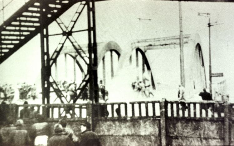 Grudzień 1970 roku w Gdyni. Most na przystanku SKM Gdynia Stocznia.