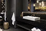 Zaaranżowana przestrzeń salonu kąpielowego pomaga użytkownikom w zrelaksowaniu się, tworząc domowe spa.